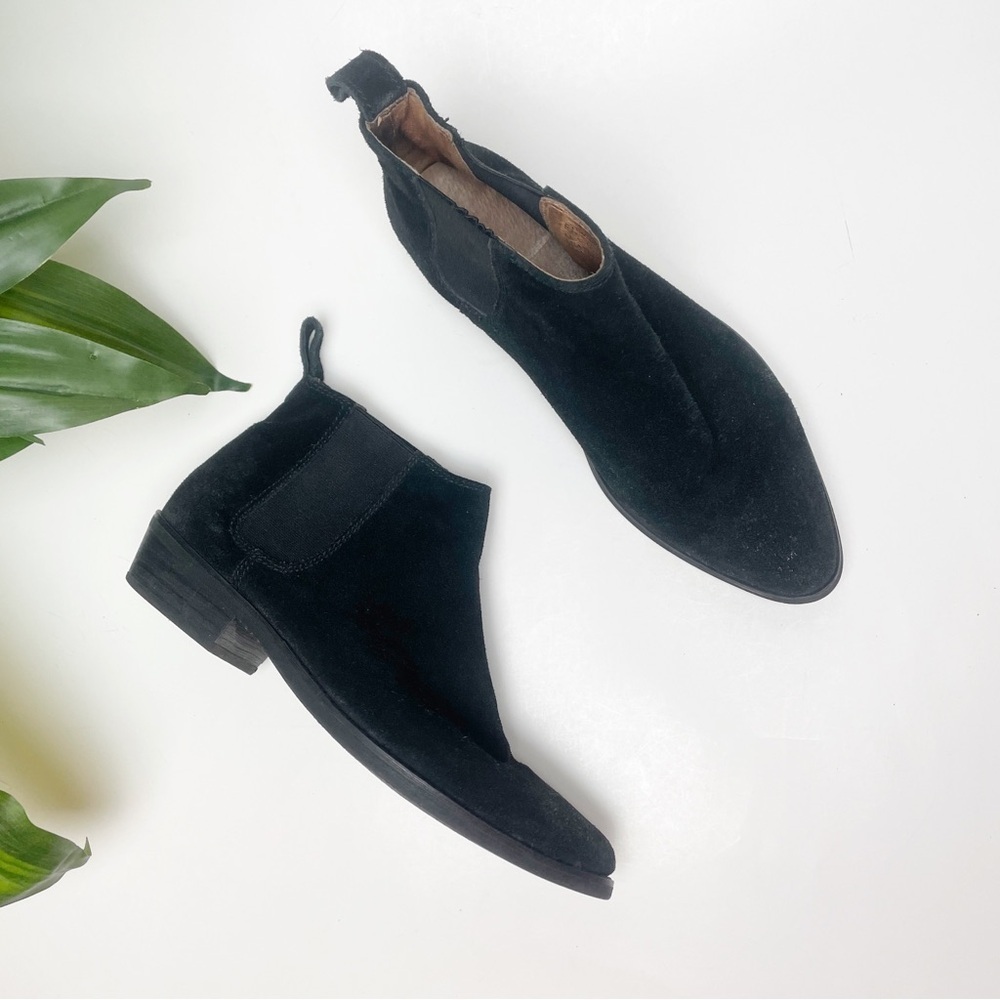 Chocolat Blu Finn Black Suede Ankle Booties 8.5